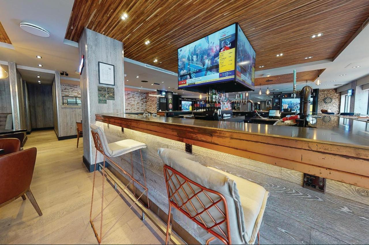 Village Hotel Leeds North Exterior photo