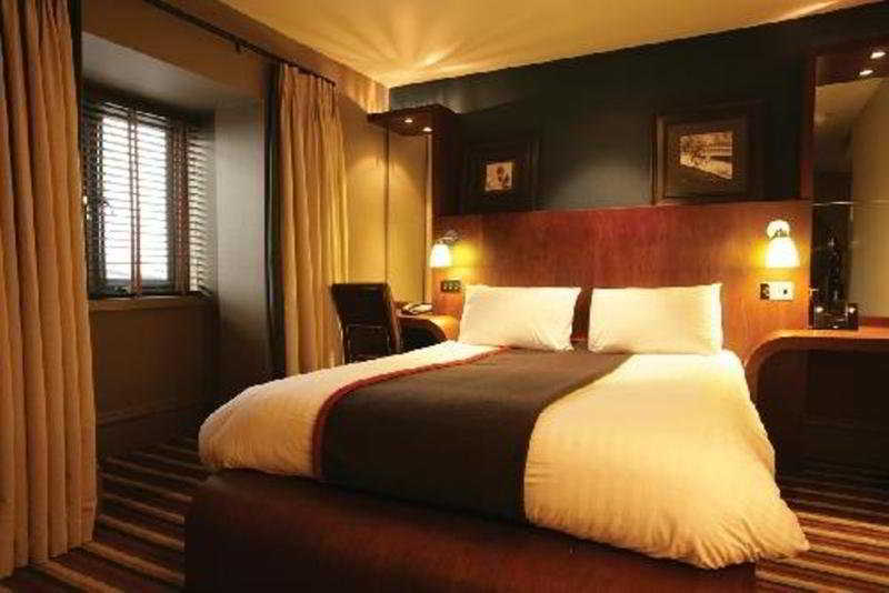 Village Hotel Leeds North Exterior photo