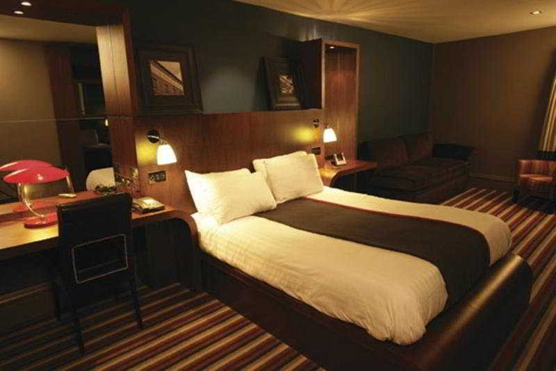 Village Hotel Leeds North Exterior photo