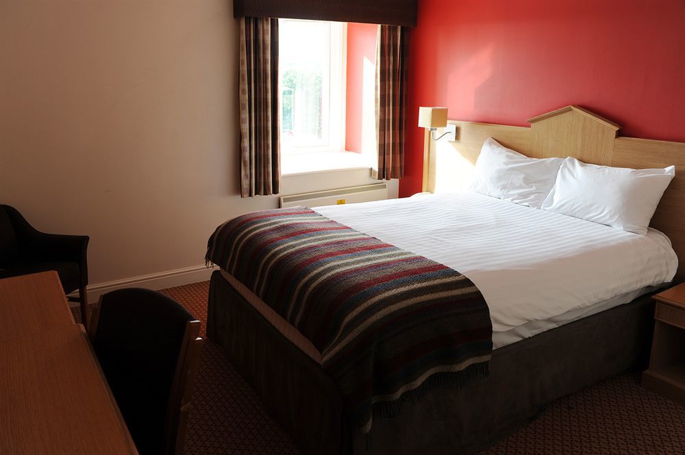 Village Hotel Leeds North Exterior photo