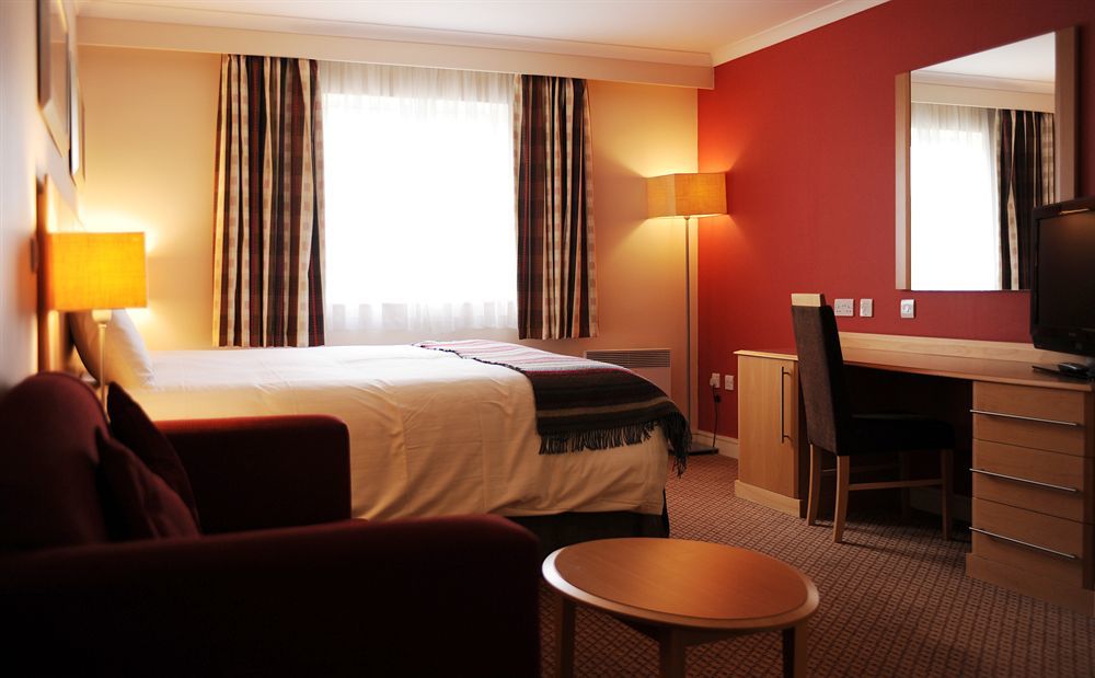 Village Hotel Leeds North Exterior photo